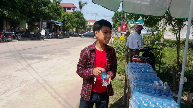 Tiếp sức nước uống miễn phí phục vụ thí sinh thi vào lớp 10 - 6 Thí sinh tươi cười khi được tiếp sức tận tình.