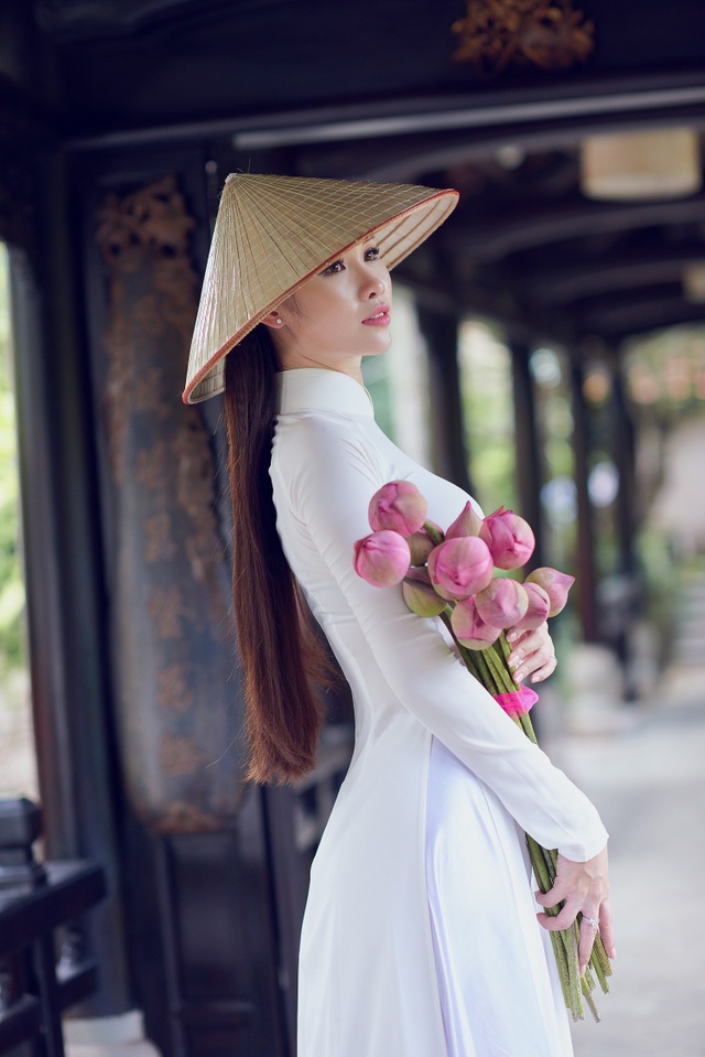 Người đẹp Hoa hậu Hoàn vũ Thanh Trang khoe vẻ mềm mại, tinh khôi với áo dài - 5 Người đẹp Hoa hậu Hoàn vũ Thanh Trang khoe vẻ mềm mại, tinh khôi với áo dài - 5