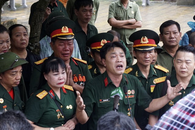 Trở về bên đồng đội yên nghỉ nơi chiến trường biên giới Vị Xuyên - 5 Cựu binh Đỗ Quang Huy, tiểu đội trưởng trinh sát pháo xúc động cùng đồng đội hát bài Về đây đồng đội ơi của nhạc sỹ Trương Quý Hải trong buổi lễ dâng hương khiến nhiều cựu binh không cầm được nước mắt.