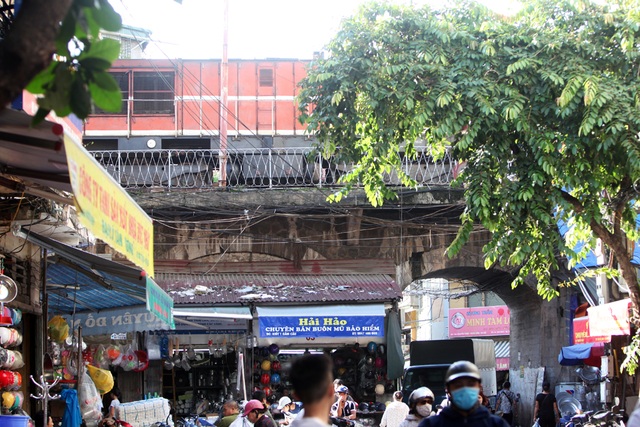 Nhịp sống quanh cây cầu đường sắt trăm tuổi ở Hà Nội - 10
Đường tàu hoả phía trên, bên dưới là các ki-ốt buôn bán nhộn nhịp. Tới đây, điện mạo những đoạn ki-ốt này sẽ thay đổi khi các ô vòm được đục thông.