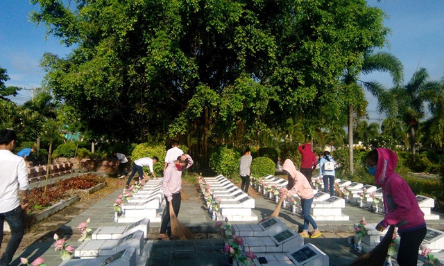 Thanh niên cả nước tham gia hành trình nhớ ơn những người anh hùng - 5 Hội viên Hội LHTN Việt Nam tỉnh Bến Tre dọn dẹp Nghĩa trang liệt sĩ