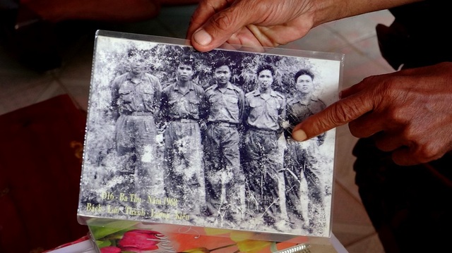 Những chiến sĩ ngã xuống Tân Sơn Nhất năm 1968 - Họ là ai? - 5 Ông Thành phân tích điểm khác nhau giữa quân trang của tiểu đoàn 16 trong tấm hình mà những người còn sống chụp kỷ niệm ngay sau trận đánh vào sân bay