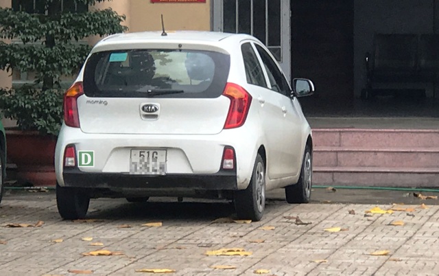 Nổ súng thị uy vì thấy tài xế taxi đậu xe “thấy ghét” - 5 Chiếc xe và tài xế Tuấn đang bị giữ tại trụ sở Công an phường 6, quận Gò Vấp.
