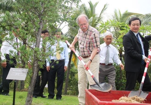 Nhiều nhà khoa học luận bàn cùng giáo sư Nobel Vật lý về “Khám phá vũ trụ tối” - 5 GS. Gerardt Hooft cùng ông Huỳnh Thành Đạt, Giám đốc ĐH Quốc gia TP. Hồ Chí Minh trồng cây lưu niệm
