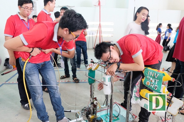 Khai mạc Cuộc thi sáng tạo robot dành cho học sinh - 4 Các thí sinh kiểm tra hệ thống điều khiển, robot kỹ lưỡng trước khi ra sân thi đấu