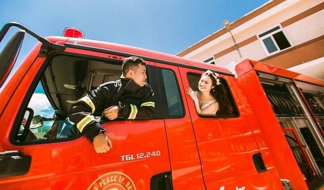 Bộ ảnh cưới "cực chất" của chàng lính cứu hỏa Đà Nẵng - 1 Chủ nhân của bộ ảnh cưới độc đáo này là cô dâu Võ Thanh Tú (sinh năm 1992) và chú rể Trần Quang Tùng (sinh năm 1991). Cả hai đều sinh ra và lớn lên ở TP. Đà Nẵng.