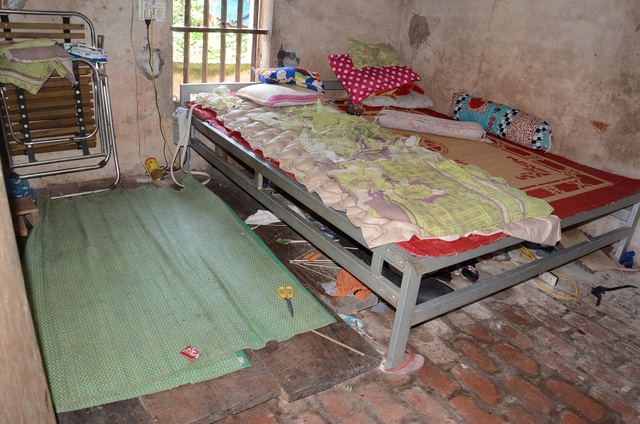 "Tôi có 3 con, 2 đứa tâm thần, 1 đứa nằm liệt vì tai nạn" - 6
Gian nhà ngang tuềnh toàng, chẳng có đồ vật gì đáng giá của vợ chồng anh Đệ