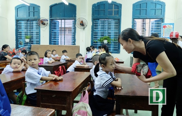 Ngộ nghĩnh bé lớp 1 trong ngày khai giảng - 10
Nhiều phụ huynh theo con vào lớp học cùng nghe cô giáo dặn dò các con trước lễ khai giảng