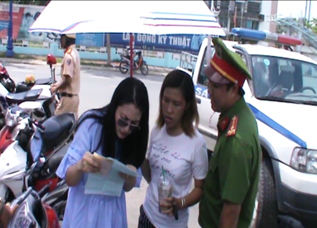Vi phạm giao thông, diễn viên Ngọc Lan được người thân tiếp nước, che dù…ký biên bản - 5 Vi phạm giao thông, diễn viên Ngọc Lan được người thân tiếp nước, che dù…ký biên bản - 5