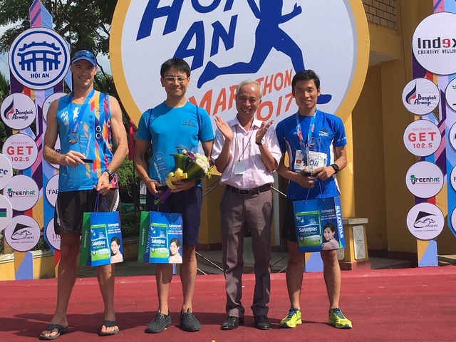 Hàng ngàn VĐV tranh tài giải Marathon “Thể thao và du lịch” Hội An 2017 - 5 Sota Hara (thứ hai từ trái qua) và 2 VĐV khác nhận giải ở nội dung 42km dành chon nam