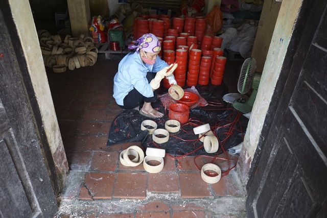 Ngôi làng "thủ phủ" trống, mặt nạ Trung thu hối hả vào mùa - 5
Công đoạn sơn tang trống tại một gia đình ở làng Ông Hảo khi vào dịp Trung thu.