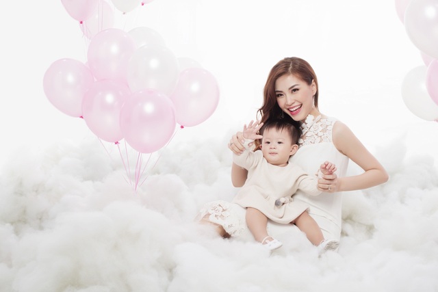 Á hậu Diễm Trang hạnh phúc viên mãn sau 2 năm lấy chồng Việt kiều - 3 Hiện tại song song với công việc chăm sóc gia đình, Diễm Trang cũng đã và đang thực hiện kênh riêng để lưu giữ lại những khoảnh khắc của con và chia sẻ những kinh nghiệm làm mẹ.