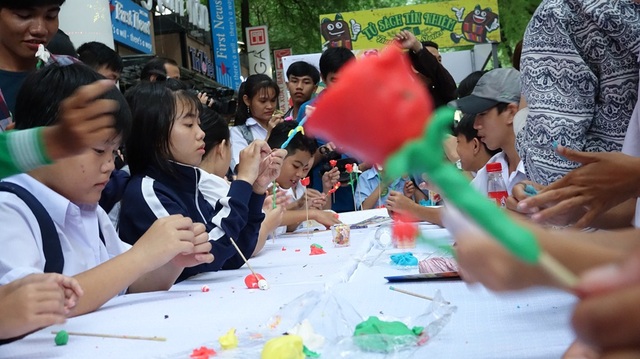 “Con hạnh phúc khi đến đây, vì con được quan tâm” - 5 Như một hoạt động giao lưu, các bé hòa vào cùng nhau và rất thích thú trải nghiệm những điều mới