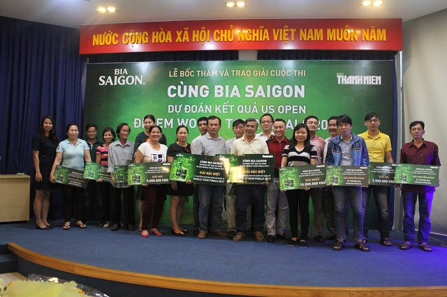 Chúc mừng hai bạn đọc Vĩnh Long nhận được giải đặc biệt đi Anh - 5 BTC và tất các bạn đọc may mắn ghi lại kỷ niệm vui mừng nhận giải thưởng của cuộc thi.“Cùng Bia Sài Gòn dự đoán kết quả US Open đi xem World Tour Finals 2017”