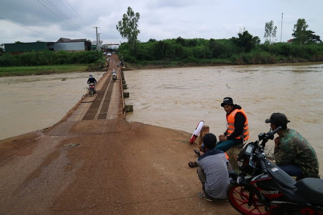 Khen thưởng người hùng lao xuống sông cứu 2 nữ sinh đuối nước - 3 Sau khi xảy ra sự việc, chính quyền địa phương đã bố trí lực lượng túc trực nhằm ứng phó với tình huống tai nạn bất ngờ khi người dân qua cầu