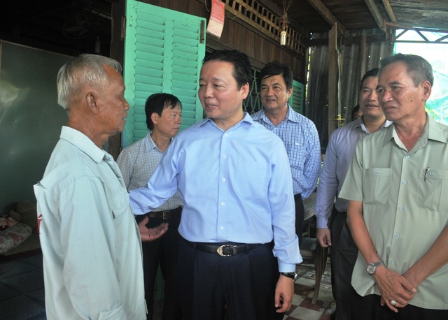 Bộ trưởng TN-MT trực tiếp thị sát, đồng ý cho Lee & Man hoạt động chính thức - 4
Ông Trần Văn Nghĩa chia sẻ với Bộ trưởng Trần Hồng Hà, thời gian qua, bụi và mùi hôi từ nhà máy được cải thiện.