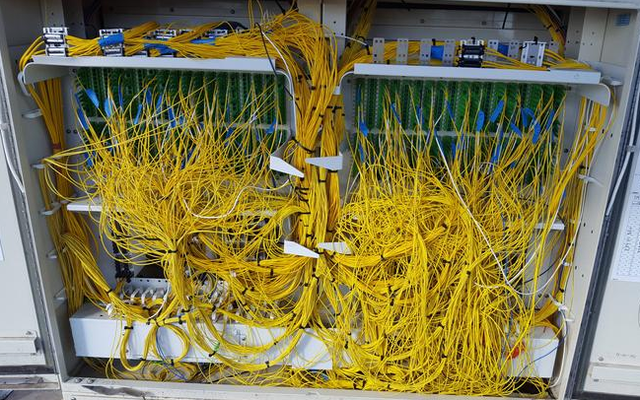 Chàng kỹ thuật bỗng nổi tiếng nhờ biến mớ dây chằng chịt thành "tác phẩm nghệ thuật" - 5 Theo như mô tả, anh chàng phải dùng đến hàng ngàn đoạn băng dính để cố định từng vị trí, qua đó mới tách được sơ bộ các bó dây.
