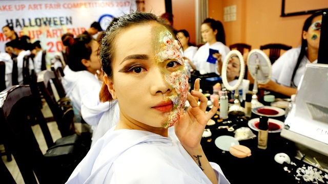 Những cách hóa trang "khóc thét" chỉ có ở… Halloween - 5
Đây đều là những học viên trang điểm đã ra nghề