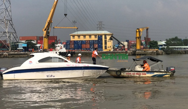Hai tàu container tông nhau trên sông, người dân lao ra "hôi của" - 1 Cơ quan chức năng phong tỏa khu vực trên sông Đồng Nai để xử lý vụ việc.