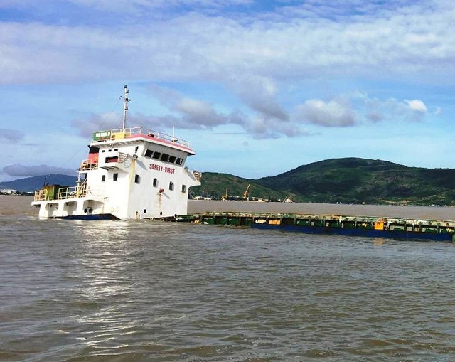 Bão “nuốt chửng” 10 tàu hàng: Phê bình lãnh đạo Cảng vụ Hàng hải Quy Nhơn - 1 Nhiều tàu hàng neo đậu ở phao số 0 trên vùng biển Quy Nhơn bị bão số 12 nhấn chìm gây thiệt hại nặng nề về người và tài sản.