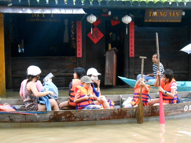 Tấp nập du khách trải nghiệm lũ lụt ở Hội An - 5 Với các hoạt động chở khách và người dân, mỗi ghe có thể kiếm trung bình từ 500 ngàn đến 1,2 triệu đồng/hai người/ghe