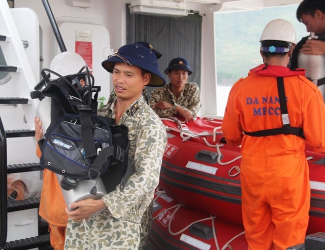 Thời tiết xấu, thợ lặn không thể tiếp cận tàu chìm tìm kiếm thuyền viên - 8 Thời tiết xấu, thợ lặn không thể tiếp cận tàu chìm tìm kiếm thuyền viên - 8