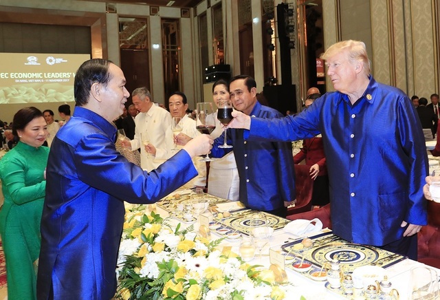 Những ngày bận rộn của Tổng thống Mỹ Donald Trump tại Việt Nam - 4
Tổng thống Mỹ Donald Trump tham dự tiệc chiêu đãi và biểu diễn nghệ thuật chào mừng lãnh đạo các nền kinh tế APEC tối ngày 10/11. (Ảnh: Ủy ban Quốc gia APEC 2017)