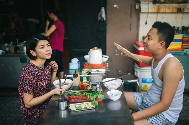 Ảnh cưới giản dị của cặp đôi yêu xa ở... quán phở, khu chung cư - 6 Ngoan cố được 1 tuần im lặng không nói chuyện, Ngọc chủ động liên hệ lại, chính lúc đó cả Ngọc và Tuấn Anh mới nhận ra cả hai đã sớm có tình cảm sâu đậm từ lâu mà không hay.