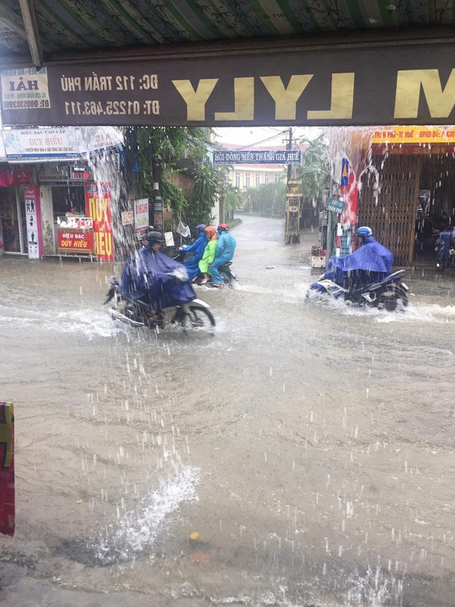 Mưa lớn kéo dài, nhiều tuyến đường Huế biến thành sông - 5 Nhiều đường phố Huế thành biển nước