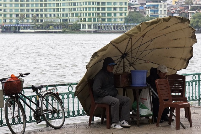 Hà Nội rét đậm, người dân co ro khi ra đường - 5
Chiếc ô che nắng được ngả xuống để cản gió.
Năm ngoái, mùa Đông được ghi nhận là ấm nhất trong vòng 10 năm gần đây. Thời điểm này, cơ quan khí tượng ghi nhận được, nhiệt độ ban ngày ở Hà Nội dao động 25-26 độ C, ban đêm lại xuống còn 15-16 độ C.