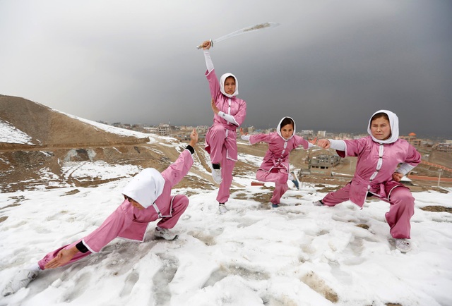 Những phụ nữ luyện tập môn võ Thiếu Lâm trên một ngọn đồi ở Kabul, Afghanistan. (Ảnh chụp ngày 29/1)