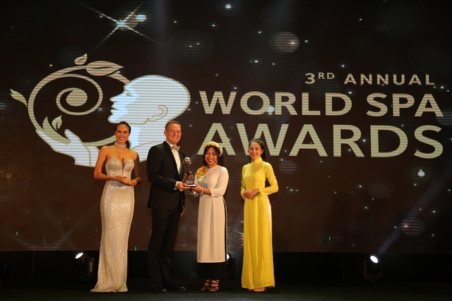 Việt Nam được xướng tên ở nhiều hạng mục danh giá nhất World Travel Awards 2017 - 6 Ông Ty Collins - TGĐ điều hành JW Marriott Phu Quoc Emerald Bay nhận giải Worlds Best New Resort Spa