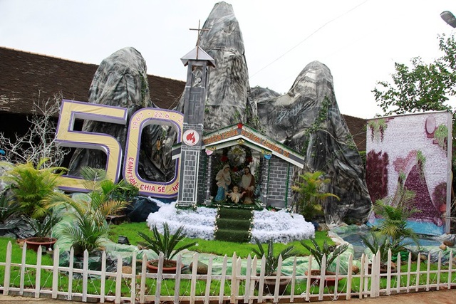 Giáo dân “phố núi” tất bật trang trí chuẩn bị cho lễ Giáng sinh - 6 Hang đá đẹp được kỳ công lắp ghép