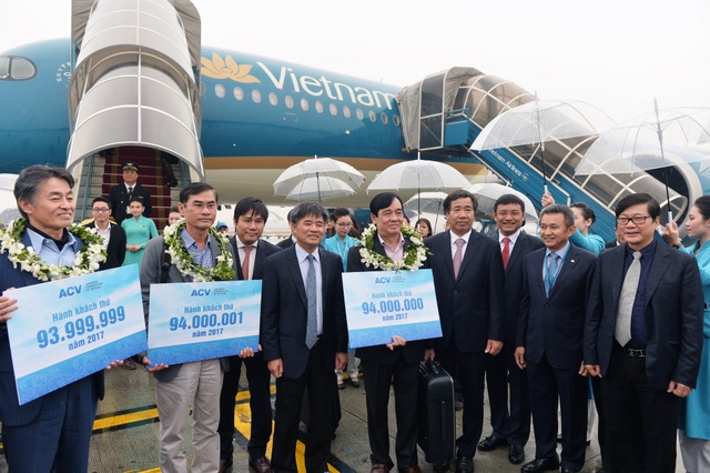 94 triệu hành khách qua Cảng hàng không Việt Nam năm 2017 - 2 Hành khách thứ 94 triệu đi chuyến bay VN220, hạ cánh xuống sân bay Nội Bài sáng 27/12