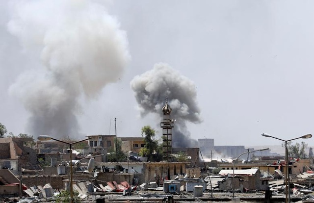 Thành phố Mosul sắp được giải phóng sau 3 năm bị IS chiếm đóng - 4
Hiện khu vực mà IS kiểm soát tại Mosul có bán kính khoảng 2km, và quân đội Iraq dự đoán sẽ đánh bại hoàn toàn IS trong vài ngày tới. Trong ảnh: Khói bốc lên từ căn cứ của IS sau khi lực lượng Iraq tấn công. (Ảnh: Reuters)