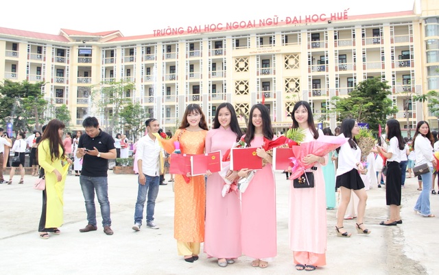 “Chúng tôi đã thành công từ ngôi trường này” - 5 Các sinh viên ĐH Ngoại ngữ Huế rạng rỡ trong lễ tốt nghiệp 2017