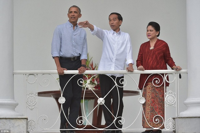 Tổng thống Indonesia lái xe điện chở ông Obama - 6
Ông Obama đã nhận được nhiều tình cảm từ truyền thông Indonesia và người dân Indonesia trong chuyến trở lại lần này. Tờ báo địa phương Rakyat Merdeka đã đặt một dòng tiêu đề lớn: “Ông Obama yêu Indonesia” khi đưa tin về sự kiện này. (Ảnh: EPA)