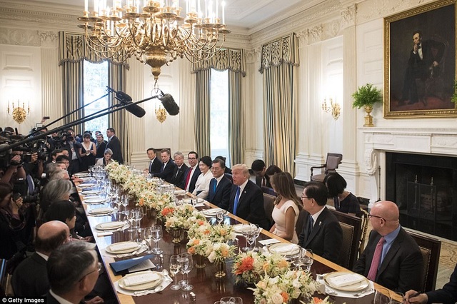 Ông Trump mời Tổng thống Hàn Quốc thăm khu ở riêng trên tầng 3 Nhà Trắng - 5
Cuộc hội đàm thượng đỉnh chính thức giữa 2 nước sẽ diễn ra vào hôm nay, với chủ đề chính là củng cố quan hệ ngoại giao bền chặt Hàn - Mỹ và phối hợp xử lý vấn đề Triều Tiên. (Ảnh: Getty)