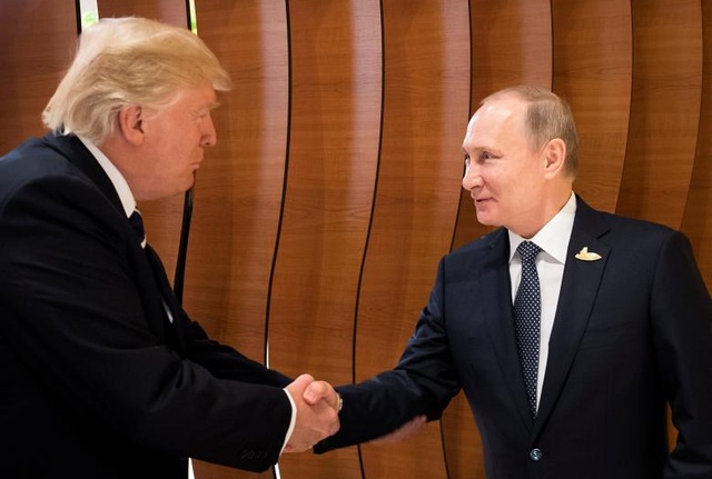 6 tháng đầu tiên đầy "sóng gió" của Tổng thống Trump tại Nhà Trắng - 16 Tổng thống Trump và ông Putin lần đầu gặp mặt tại Hội nghị Thượng Đỉnh G20 tổ chức tại thành phố Hamburg, Đức vào ngày 7/7/2017. (Ảnh: Reuters)