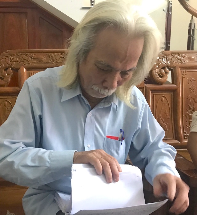 Hơn 13 năm, 10 phiên tòa mòn mỏi đi đòi một mảnh đất: Có bỏ lọt “tội phạm”? - 3 Ông Nam lật giở từng trang hồ sơ đi kiện cho PV xem.
