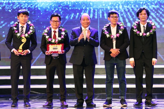 Những khoảnh khắc ấn tượng trong Lễ trao giải Nhân tài Đất Việt 2017 - 14 Những khoảnh khắc ấn tượng trong Lễ trao giải Nhân tài Đất Việt 2017 - 14