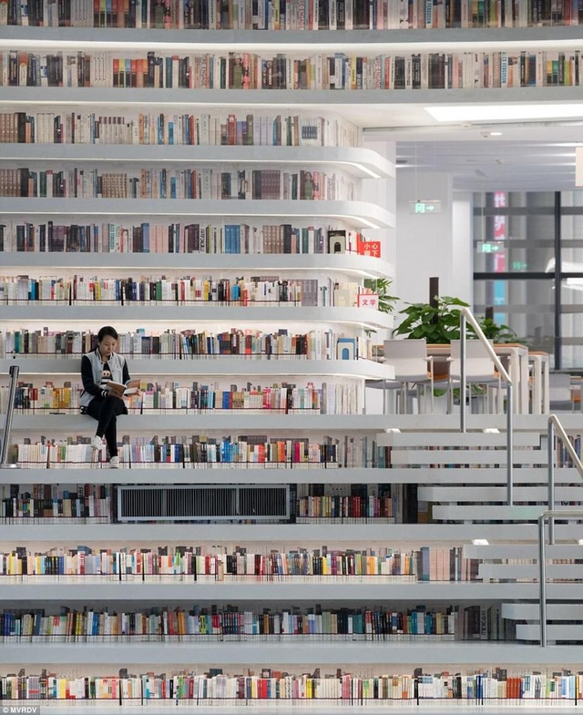 Choáng ngợp trước kiến trúc độc đáo của thư viện “nhãn cầu” - 2 Thư viện mở ra trên diện tích khổng lồ 34.000m2, với các giá sách được xây chìm vào trong tường, đối với các giá sách “lộ thiên” - chúng sẽ được thiết kế để đồng thời tạo thành những bậc thang, những chỗ ngồi cho người đọc.