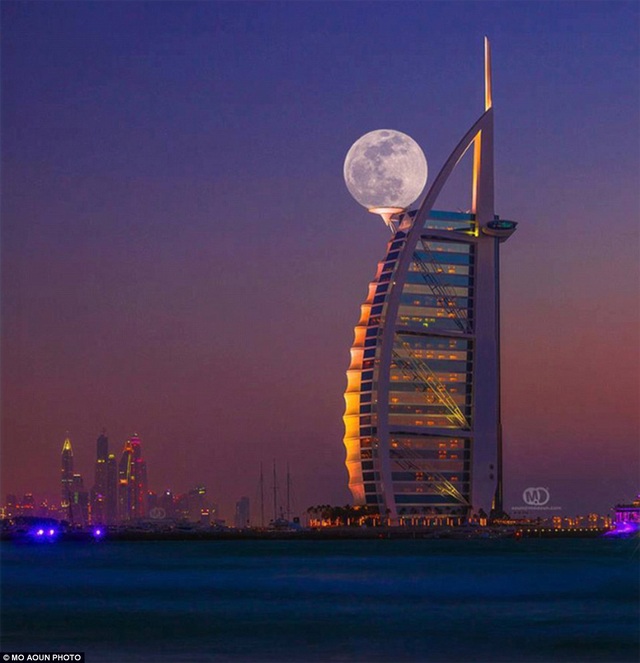 Cười sảng khoái với những khoảnh khắc trùng hợp khó tin - 10 Mặt trăng ở Dubai.