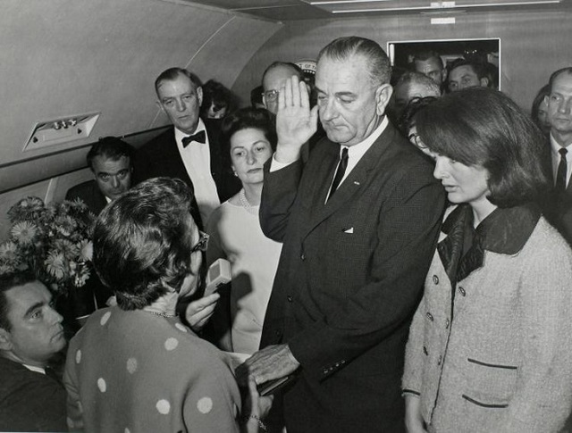Chủm ảnh hiếm về vụ ám sát Tổng thống Mỹ John F. Kennedy - 10
Phó Tổng thống Lyndon Baines Johnson tuyên thệ nhậm chức trước Thẩm phán Sarah T Hughes 2 giờ sau khi ông Kennedy bị bắn