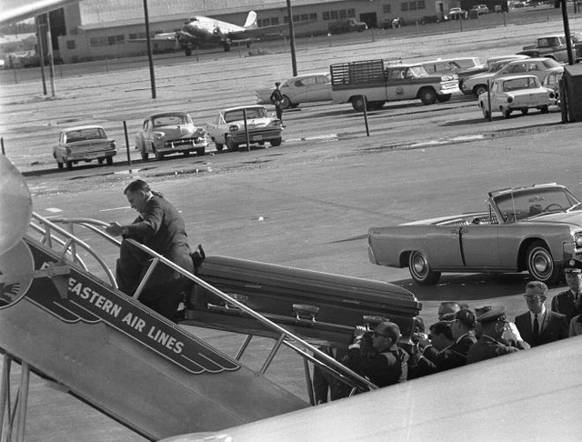 Chủm ảnh hiếm về vụ ám sát Tổng thống Mỹ John F. Kennedy - 11
Quan tài của ông Kennedy được đưa lên chuyên cơ Air Force One