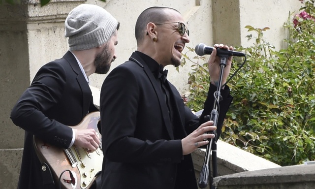 Thủ lĩnh Linkin Park tự sát trong ngày sinh nhật bạn thân: Chân dung một tình bạn - 3 Chester đã hát ca khúc “Hallelujah” trong lễ tang của bạn