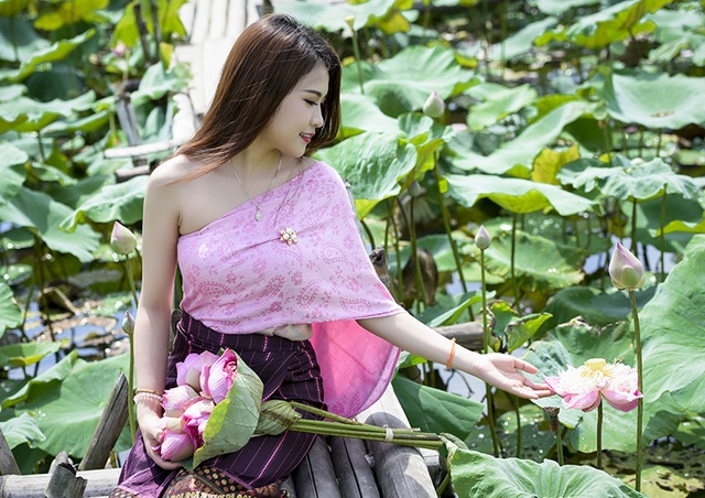 Nữ sinh Lào quyến rũ bên hoa sen Việt - 7
Bộ ảnh này đang được chia sẻ nhiều trên mạng xã hội
