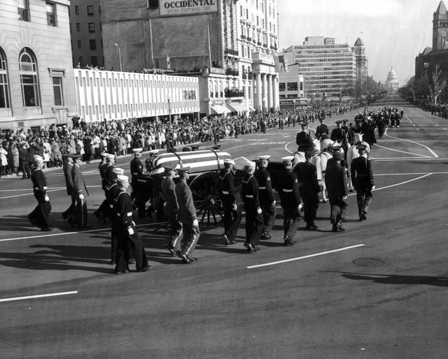 Chủm ảnh hiếm về vụ ám sát Tổng thống Mỹ John F. Kennedy - 13
Quan tài được đưa từ Nhà Trắng đến Điện Capitol trong lễ tang diễn ra vào 24-11-1963