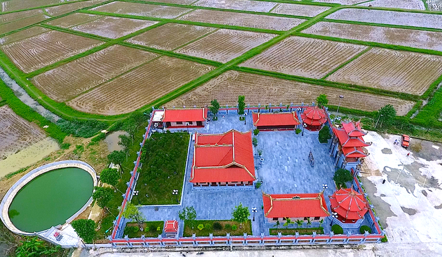 
Chiếc giếng làng phía sau nhà thờ cũng do dòng họ Nguyễn Quốc xây nên để phục vụ dân làng.
