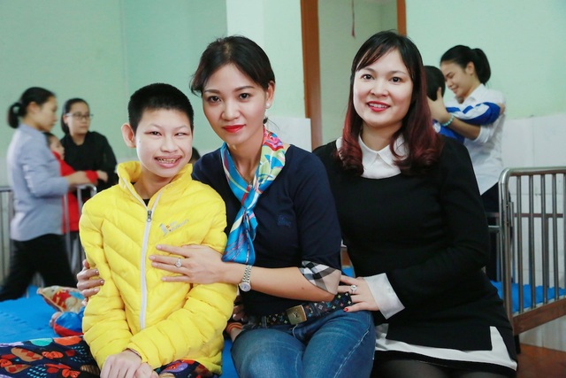 Hoa hậu quý bà thăm và tặng quà cho các hoàn cảnh khó khăn tại Nghệ An - 9 Hoa hậu quý bà thăm và tặng quà cho các hoàn cảnh khó khăn tại Nghệ An - 9